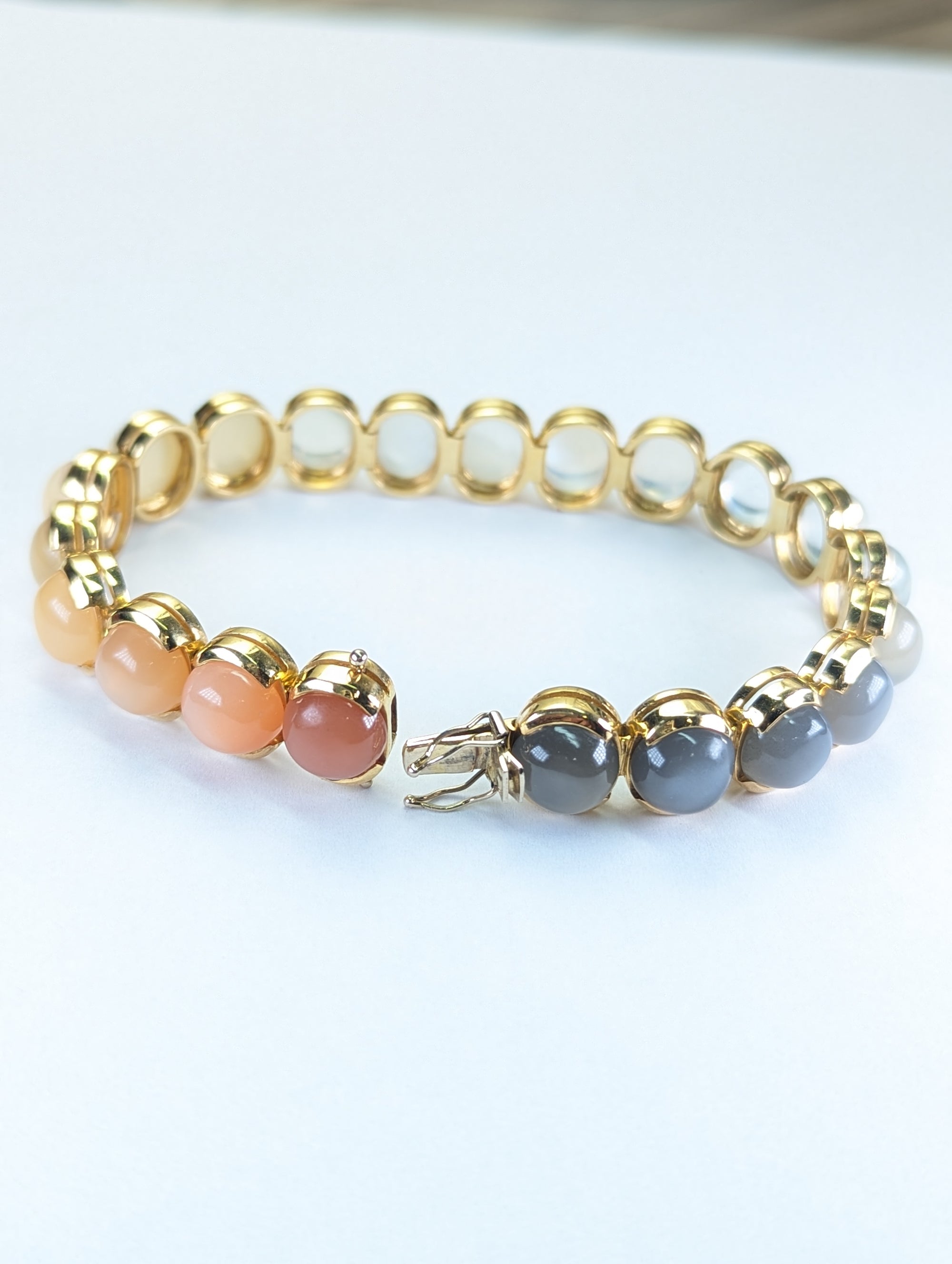 Vintage 18 karat gold moonstone bracelet