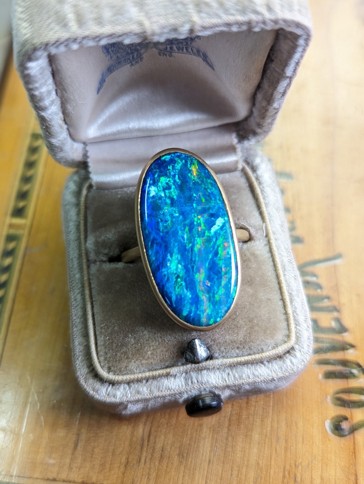 Opal and 18k gold ring