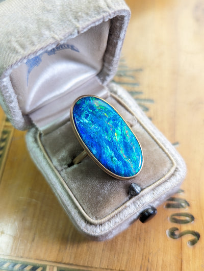Opal and 18k gold ring