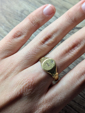 Antique Augis ring "Qu'hier que Demain"