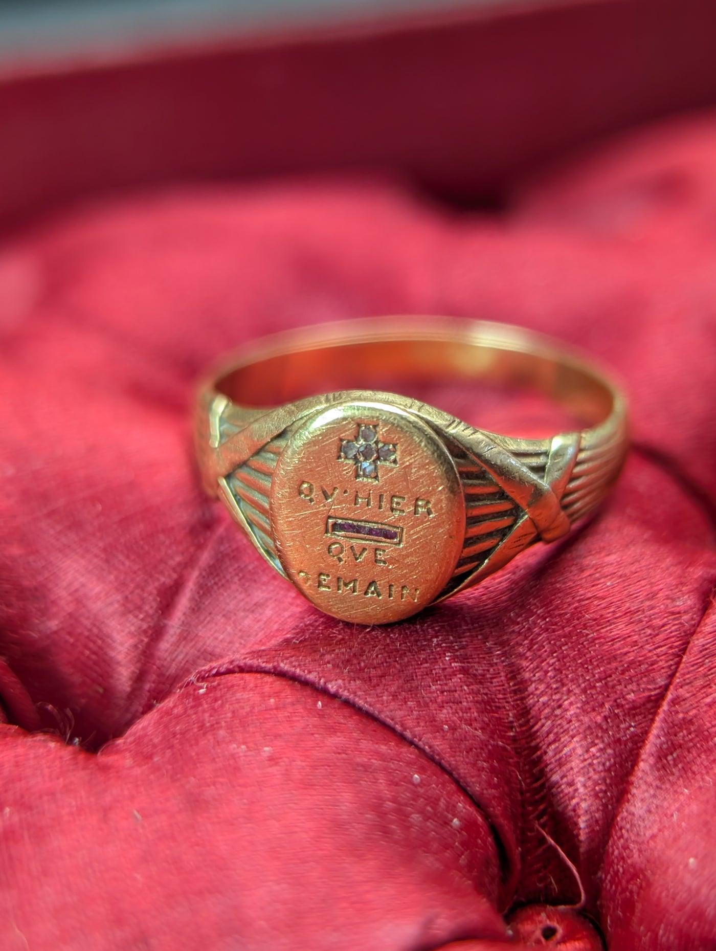 Antique Augis ring "Qu'hier que Demain"