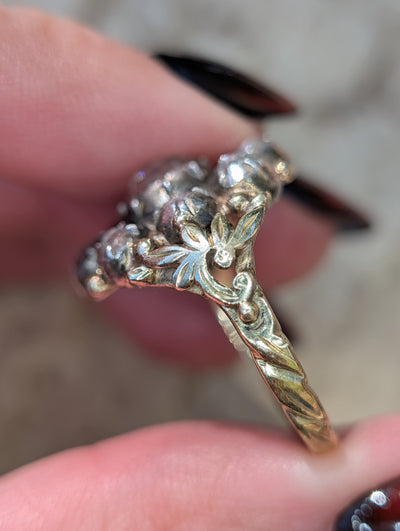 Leafy gold shoulder and band detail