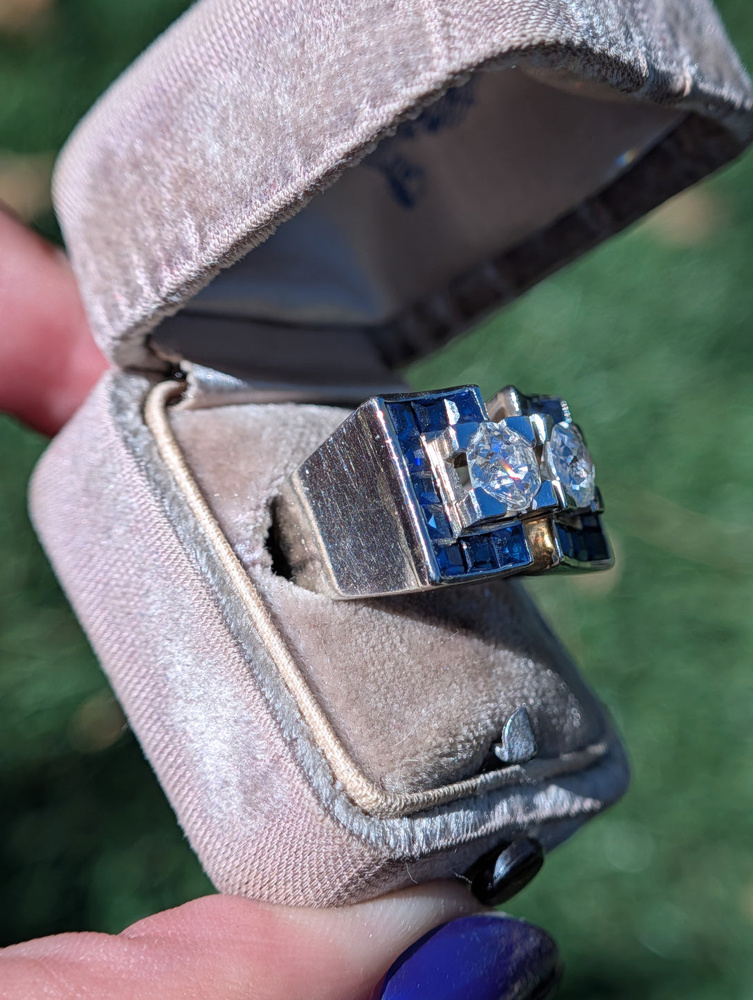 Side profile of the French 18k white gold tank ring
