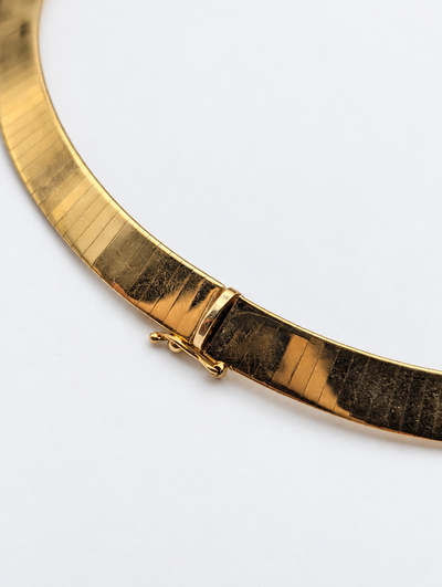 Italian 18K gold omega collar — clasp detail