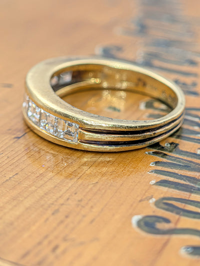 Ribbed sides of the vintage Boucheron 18k yellow gold band