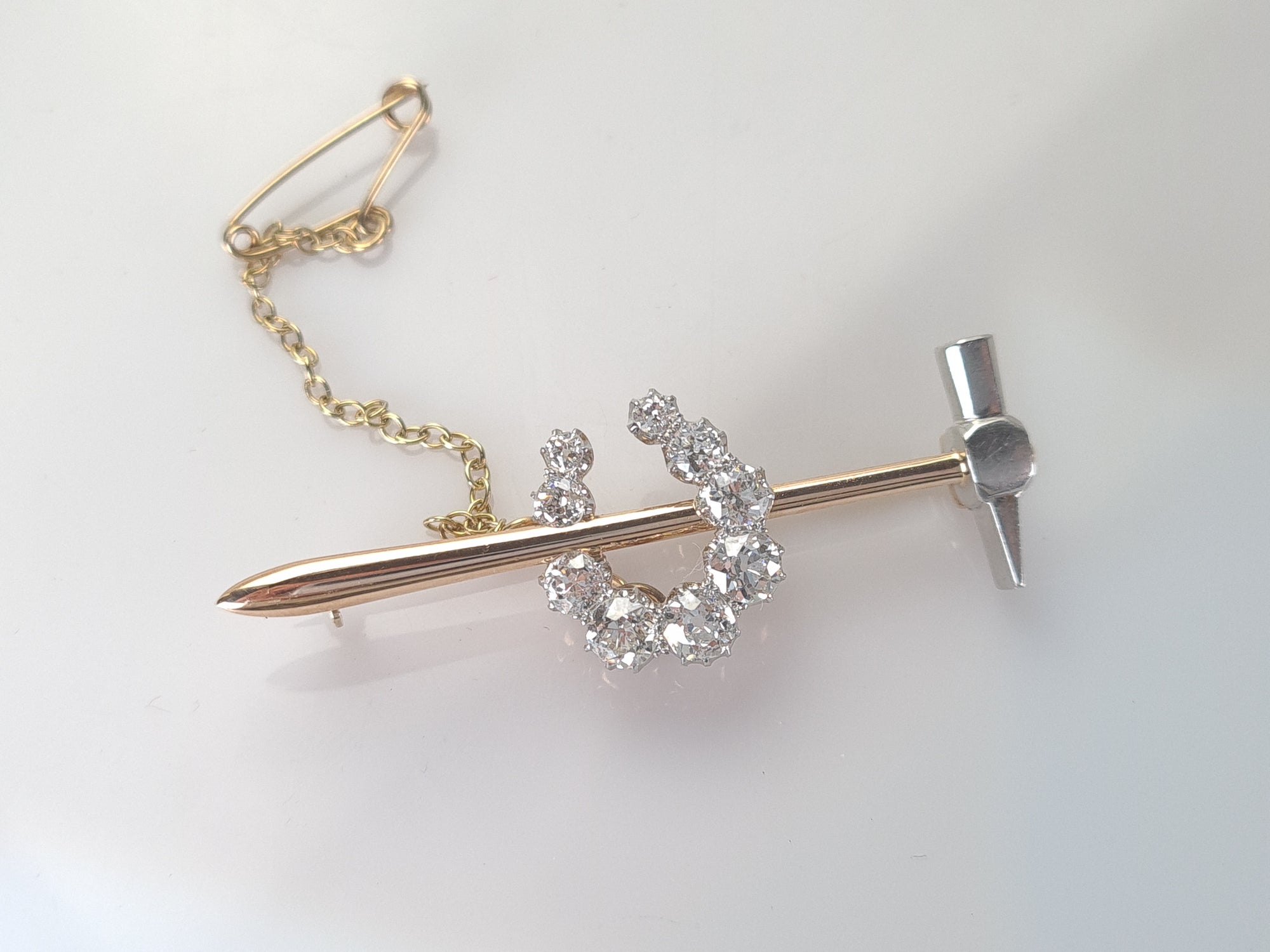 EDWARDIAN PLATINUM AND GOLD DIAMOND HORSESHOE HAMMER BROOCH