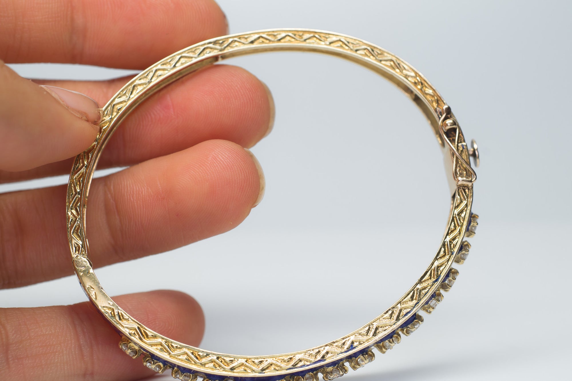 1.5CTW VINTAGE SOLID GOLD, DIAMOND AND ENAMEL BANGLE - SinCityFinds Jewelry