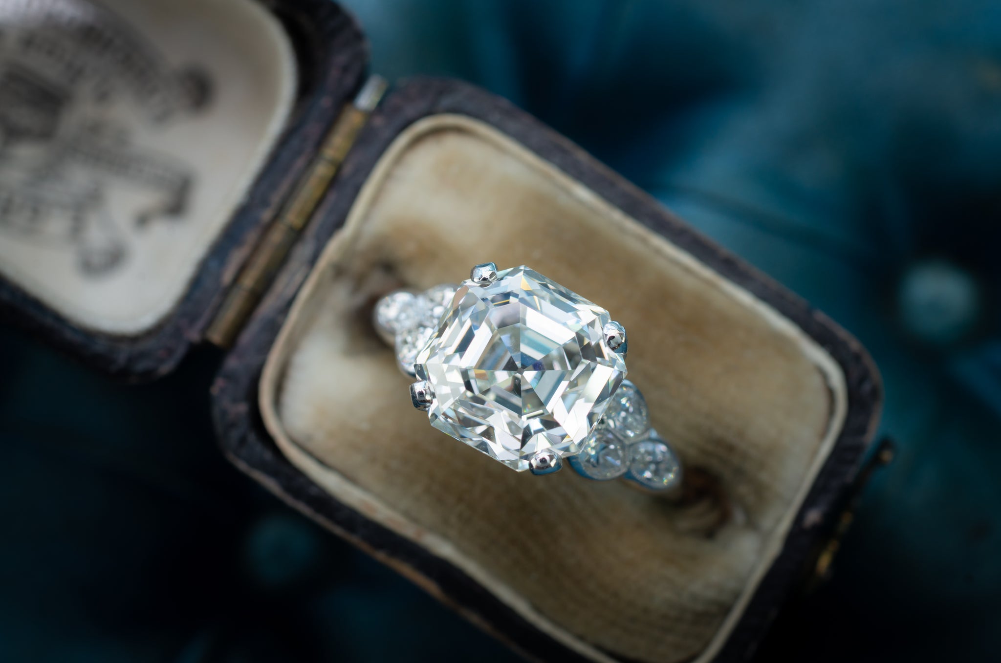 VINTAGE ASSCHER CUT DIAMOND ART DECO ENGAGEMENT RING Sin